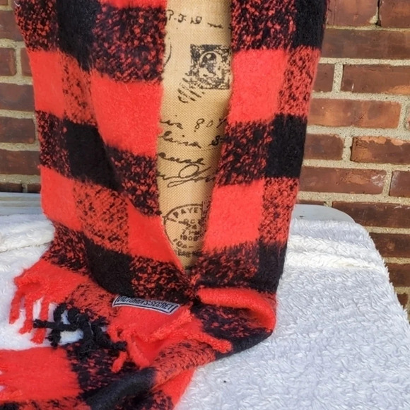 Victoria's Secret Buffalo check scarf - Picture 2 of 7